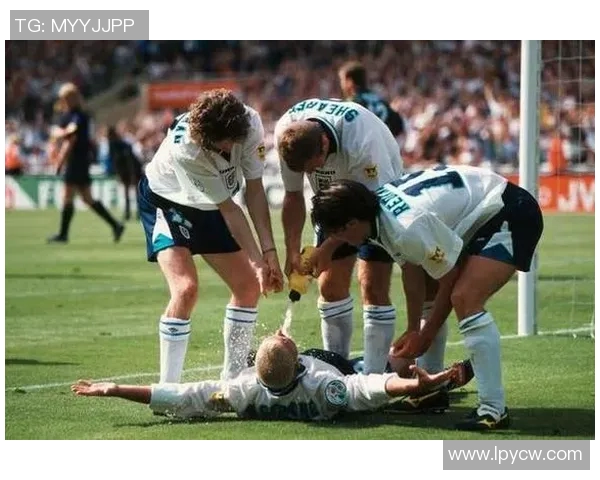 温暖瞬间英国足球明星与孩子们亲密互动传递爱与希望 温暖瞬间英国足球明星与孩子们亲密互动传递爱与希望