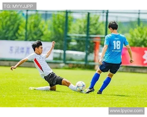 足球明星与孩子们的温馨瞬间展现梦想与激情的完美结合 足球明星与孩子们的温馨瞬间展现梦想与激情的完美结合